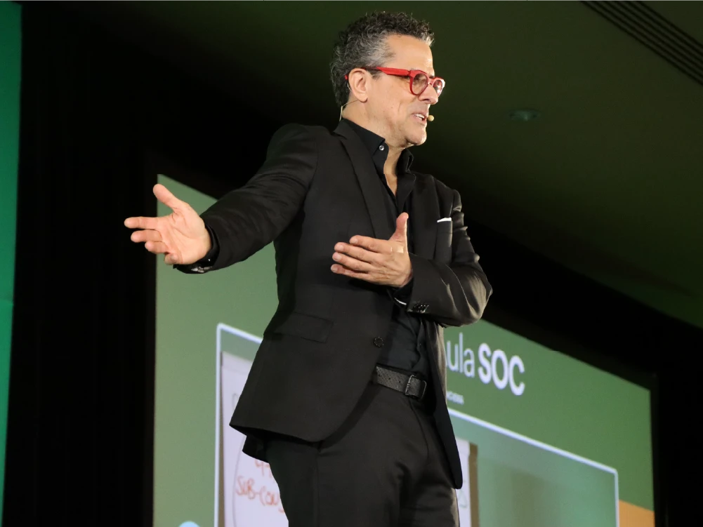 Marco Antonio Regil 01