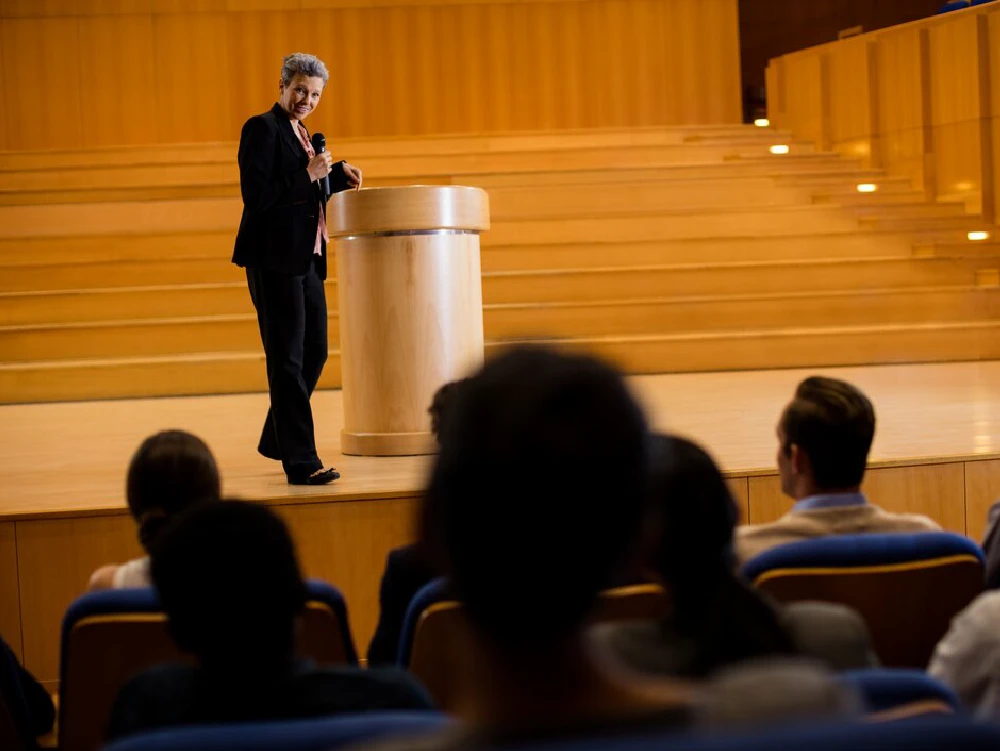 El speaker no es el cierre del evento. Es parte del diseño.